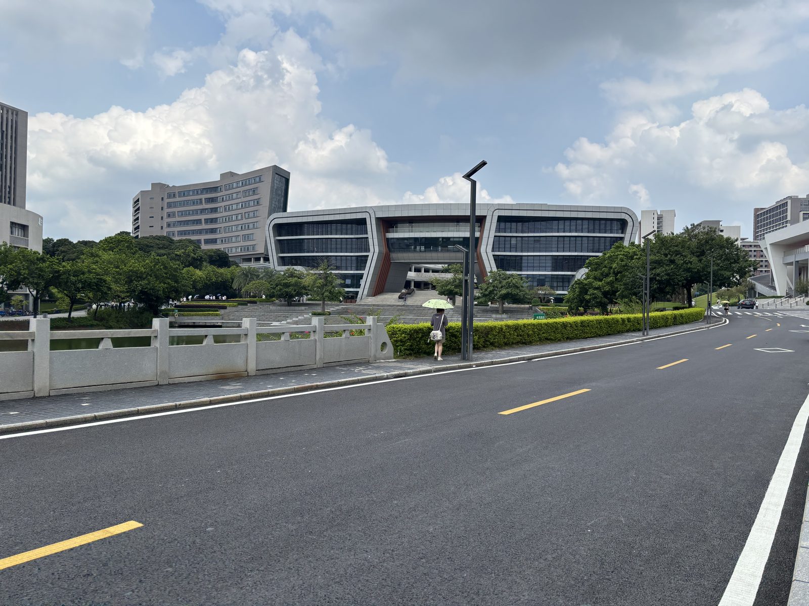 广州科技职业技术大学校园现代建筑，晴空白云